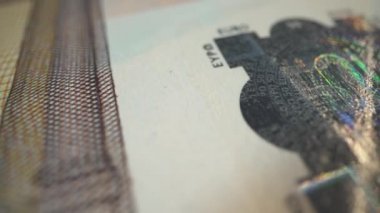 Avro parası. Su lekeli banknot. Sağlam para. Panorama ile makro çekim.