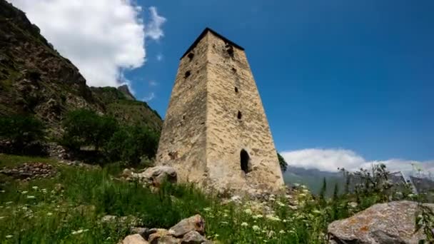 Verhnaya Balkaria, RUSSIA - 18 Ιουλίου 2020: Ένας αρχαίος πύργος προστασίας από εχθρούς στα βουνά του Βόρειου Καυκάσου. Γύρω από τον πύργο καταστράφηκε η παλιά πόλη. Χρονικά διαστήματα. Πλωτά σύννεφα στο — Αρχείο Βίντεο