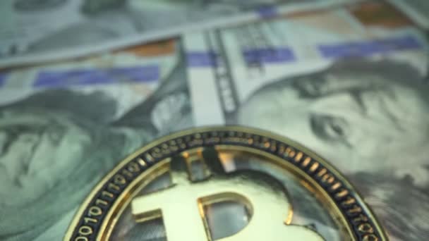 Veel USD en goud Bitcoin op het oppervlak. Macro shot van gouden crypto munt. Langzaam verticaal panorama. Handel drijven. Belangrijkste valuta in blockchain technologie tegen sterkste bankbiljet in de wereld — Stockvideo