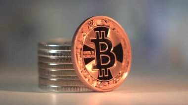 Altın Bitcoin BTC yansıyan ışıkla masada döner. Yüzeyde bir sürü kripto para var. Arka planda bulanık bir Amerikan doları var. Kripto piyasası ticareti. Engelleme teknolojisi