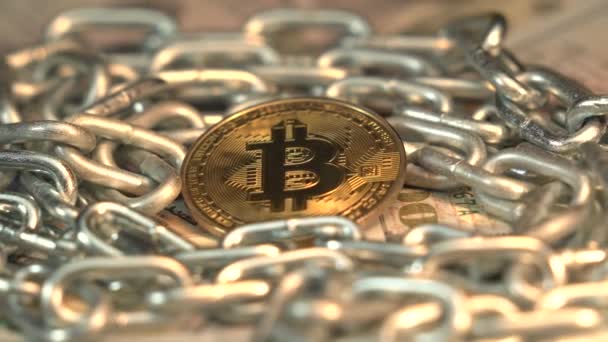 ゴールデンBitcoinは米ドル紙幣にあり、シルバーチェーンに囲まれています。採掘だ。ブロックチェーン技術。暗号の概念。新しいデジタルマネーに対するアメリカの強い通貨 — ストック動画