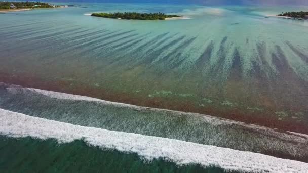 Viele unbewohnte Inseln auf den Malediven. Eine blaue Lagune mit kristallklarem Wasser. Ein beliebtes Ziel für Touristen. Ein erholsamer Urlaub im Paradies. Hohe Wellen überschwemmen die Lagune. Traum — Stockvideo