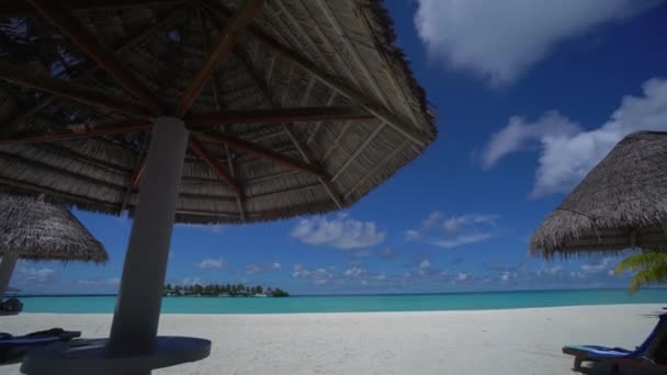 푸른 바 다 백 사 장은 열대 섬이다. 카리브해의 바다와 하늘. 작고 거친 해변 의자. 풍경의 섬. 대서양 바다를 배경으로 하는 청록색 바다. 낙원 섬. 진정 하라 — 비디오