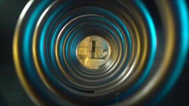 Kripto marketi. Engelleme teknolojisi. Altın sikke LITECOIN ticaret tünelinin sonunda neon ve sarı ışık ile. Kripto pazarı konsepti. Dolly vur.