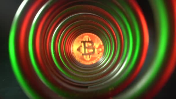 Bitcoin emas di ujung terowongan yang indah dengan lampu merah dan hijau. Kamera bergerak maju dalam fokus koin kripto populer. Konsep perdagangan dan pertambangan. Teknologi rantai blok — Stok Video