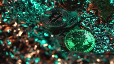 Yeşil ve altın ışıklı izole edilmiş yüzeyde yansıtılan bitcoin. Bozuk paralar dönüyor. Engelleme teknolojisi. Yakın çekim. Ticaret konsepti. Dijital Şifreleme Birimi