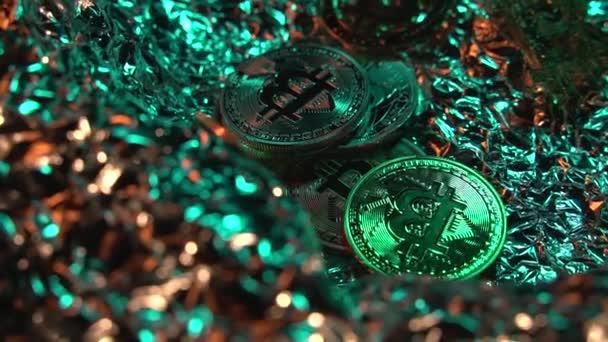 비트코인은 녹색과 황금빛으로 분리 된 표면에 반사 된다. 동전돌리기. Blockchain 기술. 가까이서 찍어. 상거래 개념. 디지털 암호화 — 비디오