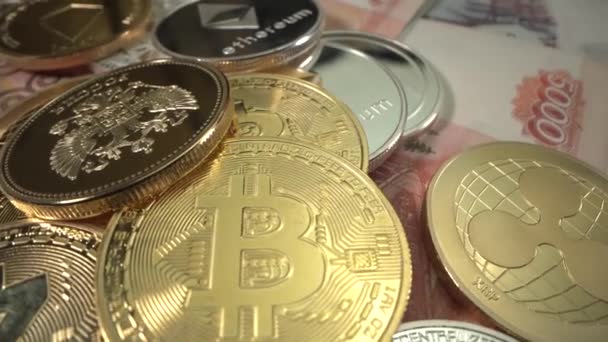 Oro e argento cryptocoins Bitcoin, Etherium, Zcash si trova sul denaro e rotante. Monete Pupular sul mercato digitale crypto. Tecnologia Blockchain. Concetto di trading Bit coin. Estrazione mineraria — Video Stock