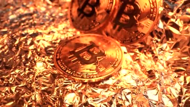 Trzy złote monety Bitcoin obracają się na powierzchni z odbiciem na nim. Technologia blockchain. Cyfrowa waluta kryptograficzna. Koncepcja handlowa. Górnicza bitcoin. Duża wartość na rynku handlu cyfrowego. Moneta numer jeden. — Wideo stockowe