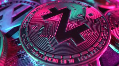 Şifreli para Bitcoin, Zcash, Etherium ve diğer popüler madeni paralar yüzeyde neon ve mor ışık ile. Makro atış. Bozuk para konsepti. Engelleme teknolojisi. Geleceğin dijital para birimi. Ticaret.