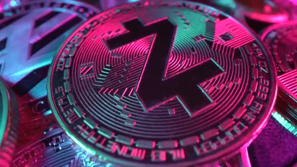 Crypto uang Bitcoin, Zcash, Etherium dan koin populer lainnya di permukaan dengan lampu neon dan ungu. Tembakan Makro. Konsep koin bit. Teknologi Blockchain. Mata uang digital masa depan. Trading — Stok Video