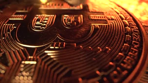 Poplular kryptowaluta Bitcoin BTC obracać się na powierzchni z innym cyfrowym złote monety. Super zbliżenie makro strzał. Technologia blockchain. Koncepcja górnictwa i handlu. Moneta bitowa to największa wartość — Wideo stockowe