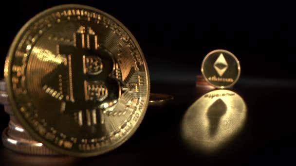 Populer cruptocurrency di atas meja. Bitcoin dan Etherium wwith nice gold reflection on the surface. Cocus beralih dari satu koin ke koin lainnya. Teknologi Blockchain. Konsep pertambangan dan pelatihan online. — Stok Video