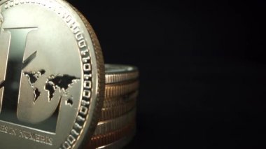 Altın kripto madeni para makro atışta. Siyah yüzeyde daha bir sürü siyah para var. Engelleme teknolojisi. Yeni hayatın para birimi.