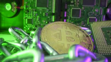 Altın Bitcoin ve İşlemci yan yana gümüş zincir içinde engelleme teknolojisi kavramı olarak yan yana. Arkaplanda Brian yansıması olan hard disk. Modern iş dünyasının finans kavramı ve