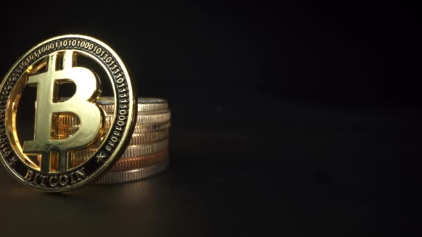 Huvudmynt av blockchain teknik guld Bitcoin i ytan med svart bakgrund. Kryptovaluta. Digitala pengar. Makroskott. — Stockvideo