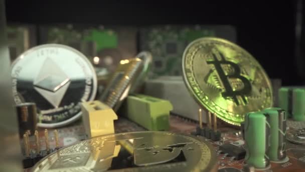 Altın Bitcoin ve gümüş Etherium ana kartta makro atılıyor. Maden konsepti. İşlemci ve diğer kripto paralar onun arka planında. Dönen yüzey. Blockchain konsepti. Popüler dijital paralar — Stok video