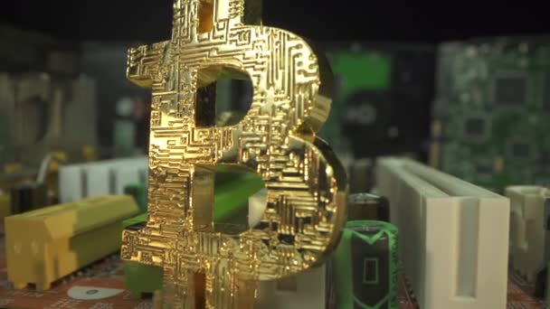 Gold-Symbol des Krypto-Handels mit Bitcoin BTC auf der Hauptplatine in Super-Makro-Aufnahme. Grüne Festplatte im Hintergrund. Prozessor-CPU hinter Münze. Finanzierungskonzept des Handels. Laowa-Sonde — Stockvideo