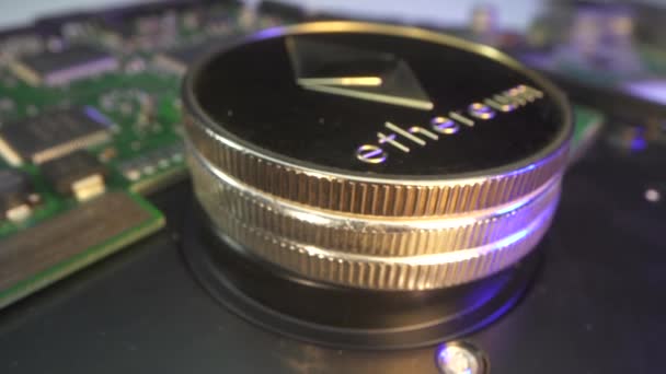 Tiga koin emas Etherium berputar pada chip micro board. Tembakan Makro. Koin kripto populer dengan pantulan cahaya yang indah. — Stok Video