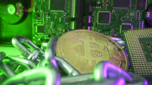 Gold Bitcoin und Prozessur CPU nebeneinander in Silberkette als Konzept der Blockchain-Technologie. Festplatten mit brillanter Reflexion über den Hintergrund. Finanzierungskonzept des modernen Geschäfts und — Stockvideo