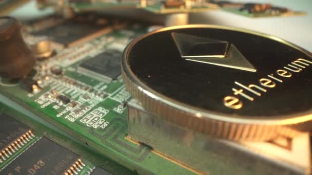 Zlaté Etherium na čipu. Detailní záběr digitální kryptoměny. Finanční a důlní koncept. Mikrodeska s mnoha součástmi na pozadí. — Stock video