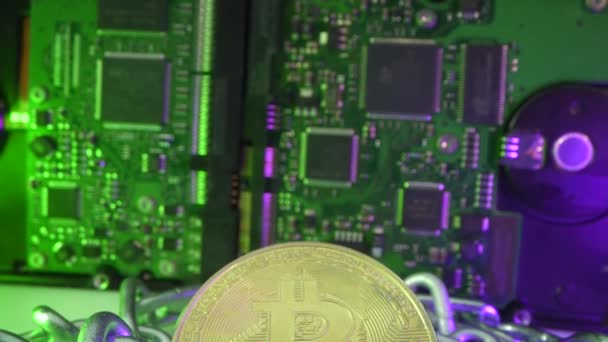 Gold Bitcoin Münze in Silberkette. Vertikales Panorama. Festplatte im Hintergrund. Blockchain-Technologie. Geschäftskonzept. 3D-Rendering — Stockvideo