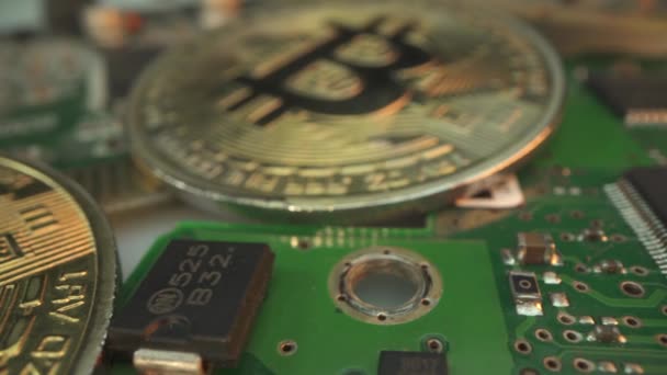 Dois Bitcoin de ouro no micro chip. Macro shot. Conceito financeiro. Investimento em criptomoeda digital. Macro tiro de Laowa. Negociação. Tecnologia Blockchain — Vídeo de Stock