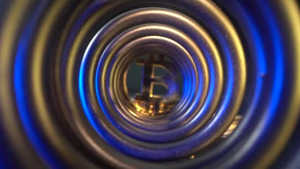 BITCOIN aan het einde van de tunnel met blauw en geel licht. Blockchain tehnologie van digitaal geld. Crypto concept. Een beetje munt mijnbouw valuta. Btc de belangrijkste electonische waarde. Investeringen in de toekomst. Macro-injectie — Stockvideo