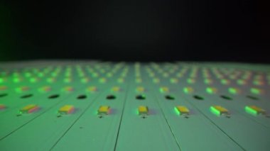 Yeni Mordern Light LED paneller yaratıp üretme fabrikası. Dolly makro çekimde panellerin üstünden vurdu. Yeni teknoloji. Işık yayan diyota yeşil ışık.