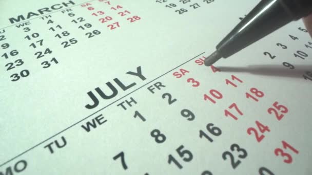 Calendario 2021. Día de Holliday en Estados Unidos. Día de la Independencia de América. Mujer marca el 4 de julio en el calendario. Primer plano de tiro. — Vídeos de Stock