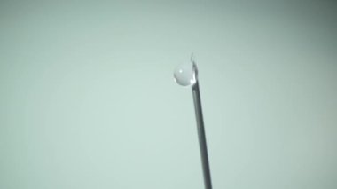 Beyaz arka planda fotokopi alanı olan enjeksiyon çözeltisi. Aşıyla birlikte şırınga. Sıvı ilaç ya da uyuşturucu. Covid konsepti. Tıbbın sonunda damla.