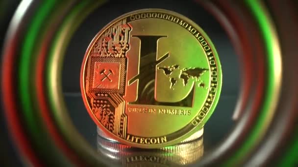 Altcoin blockchain cryptocurrency altcoin 3D Render az alagútban piros és zöld fénnyel. Kripto pénznem háttér különböző fényes arany fizikai cryptocurrencies szimbólum érmék Litecoin — Stock videók