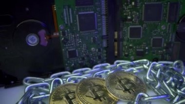 Bitcoin Hi Tech Dijital Şifreleme Ağı Engelleme Merkezi Madencilik DeFi Sanal Geleceği. Gümüş sikkelerle çevrili BTC paraları engelleme teknolojisi olarak kullanılıyor. Madencilik ve ticaret