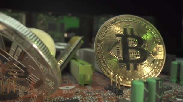 Bitcoin. Waluta kryptograficzna Złota Bitcoin, BTC, Bit Coin. Makro strzał Bitcoin monety izolowane na czarnym tle technologii Blockchain, koncepcja wydobycia bitcoin. popularne cyfrowe monety crypto na — Wideo stockowe
