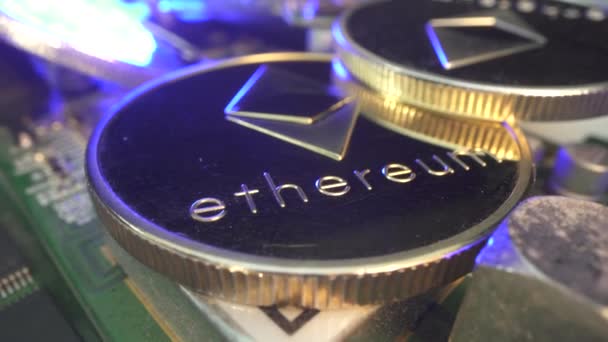 Etherium ETH az ASIC alaplapon. Makró felvétel. Digitális kriptovaluta. Népszerű kriptoérme. Bányászati és kereskedelmi koncepció. Az egyik legelismertebb digitális érme a piacon. — Stock videók