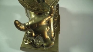 Bullish bitcoin fiyat artışı konsepti. Boğa pazarı ve dijital altının artan değeri. 4k çözünürlüklü hareket. Güçlü ve güçlü bir hayvan ve popüler altın kripto para. BTC 'de. Biraz bozuk para. 2021 yılı sembolü.