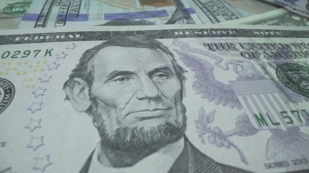 米ドル紙幣。マクロ撮影で5ドルのアメリカ。アメリカのエイブラハム・リンカーン大統領は5ドル紙幣を発行した。テーブルの上の多くの請求書。経済と金融の概念。主な価値。多くの透かしと — ストック動画