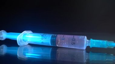 Makro 'da şırınga. Yansımalı cam yüzey. Roman Coronavirus 2019-nCoV Corona virüs aşısı ilaç iğnesi şırıngası şırınga enjeksiyon aşısı şırınga enjeksiyon tedavisi