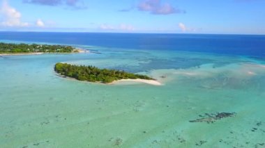Karayip denizinde ıssız bir ada. Dünyanın en iyi plajları. Mavi deniz kıyısındaki Bahamalar adasının en üst manzarası. Dominik Cumhuriyeti, Punta Cana. Beyaz kum, güzel sahil, uzun palmiye