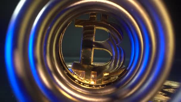 Bitcoin Fyzický bit mince. Digitální měna. Kryptoměna Zlatá mince se symbolem bitcoinu, na černém pozadí. Ukazuje nárůst rychlosti bitcoinu, na nakloněném povrchu nahoru. Blockchain a — Stock video