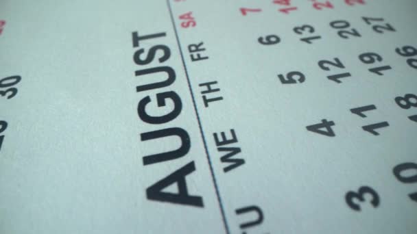 Календарь. Предприниматель Маркс дата крайнего срока в августе 25. Крайний срок концепция с красной отметкой на дату календаря — стоковое видео