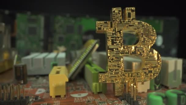 Kryptowährung Gold Colour Bitcoin Blockchain-Technologie, Makroaufnahme von Bitcoins auf dem Motherboard mit CPU und Festplatte im Hintergrund. Bergbau und Handel. Beliebte Münze auf dem Markt — Stockvideo
