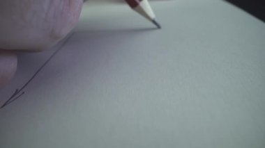 Haritalar ve hisse senedi numaraları ile mali iş diyagramı zaman içinde dinamik bir şekilde kar ve zararları gösteriyor. İşadamı kağıda çizelge çizer. Piyasa yatırımı konsepti. İstatistiksel Veri