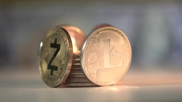 Populaire goud digitale cryptogeld Bitcoin, Etherium, litecoin en rimpel roteren op het witte oppervlak. Een litecoïneval. Amerikaanse dollar op de achtergrond. Belangrijkste munten en altcoin concept. Betrouwbare waarde — Stockvideo