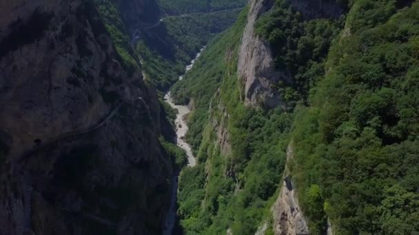 Καταπληκτική θέα στο βουνό. Πετώντας μέσα από το εντυπωσιακό ορεινό τοπίο του Καυκάσου κορυφογραμμή ένα εθνικό πάρκο γνωστό για το σουρεαλιστικό τοπίο των πετρωμάτων. Πυροβολισμός με drone. Βουνά με φαράγγι — Αρχείο Βίντεο