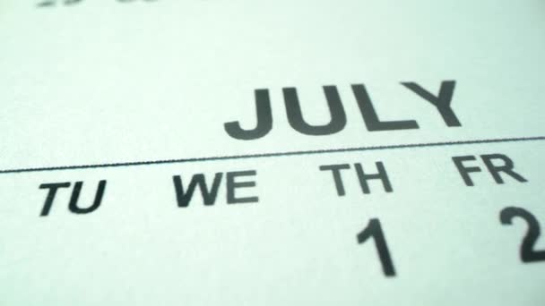 Ημερολόγιο για το 2021 απομονωμένο σε λευκό φόντο. Ιούλιος σε κοντινό πλάνο και την πρώτη εβδομάδα του μήνα. Ανεξάρτητη ημέρα στις 4 Ιουλίου είναι η αγορά ως εθνική αργία στις ΗΠΑ. Από Κυριακή έως Δευτέρα, δουλειές — Αρχείο Βίντεο