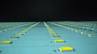 Parçalanmış LED lamba fabrikası. Siyah yüzeyi olan birçok ışık yayan diyot panelleri. Makro atış. Yeni teknoloji ve enerji tasarrufu endüstrisi. Kavram