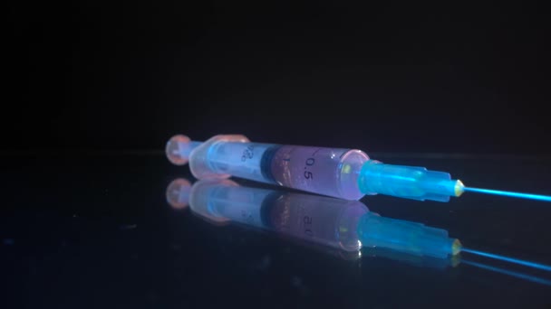 Spritze in Glas mit Reflexion. Impfbehandlung Covid-19 Coronavirus COVID-19 Grippevirus. Doktor Mikrobiologe Virologe Forscher im Labor in PSA, blaue Handschuhe — Stockvideo