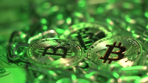 緑の光でビットコイン。暗号通貨ゴールドBitcoin 、 BTC 、ビットコイン。黒の背景に隔離されたBitcoinコインのマクロショットブロックチェーン技術、ビットコインマイニングコンセプト。事業及び財務 — ストック動画