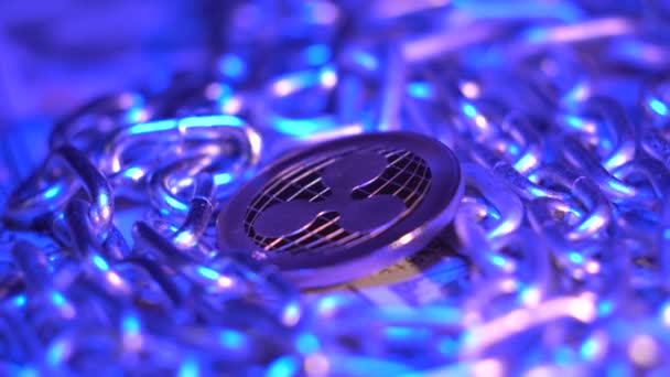 크 립 토 동전 리플은 청색 네 온 빛을 가진은 사슬에 놓여 있다. Blockchain 기술. 유명 한 암호문. 광산과 무역 개념. 디지털 화폐. 암호 시장에서 장사하는 모습. — 비디오